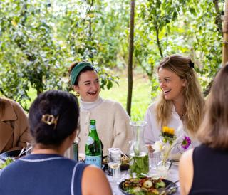 Lunch in de boomgaard 